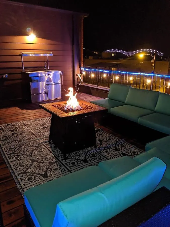 Willa 3 Blocks To Beale, 4B 6B, Garage, Roof Top Deck, Hot Tub, View, Sleeps 18 Memphis