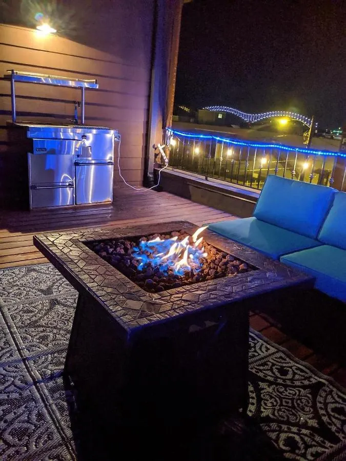 3 Blocks To Beale, 4B 6B, Garage, Roof Top Deck, Hot Tub, View, Sleeps 18 Memphis Villa