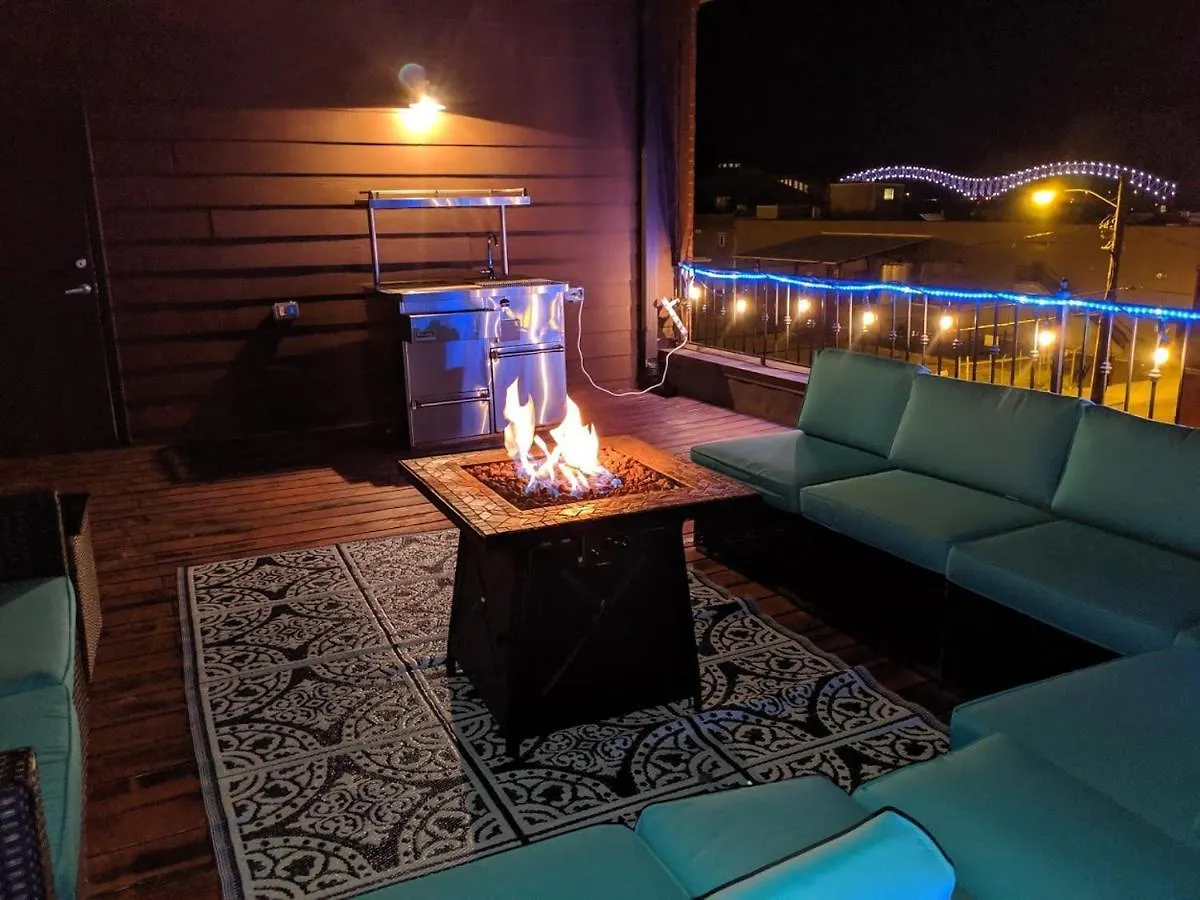 3 Blocks To Beale, 4B 6B, Garage, Roof Top Deck, Hot Tub, View, Sleeps 18 Memphis United States