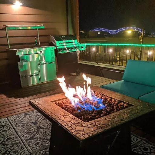 3 Blocks To Beale, 4B 6B, Garage, Roof Top Deck, Hot Tub, View, Sleeps 18 Memphis 0*,