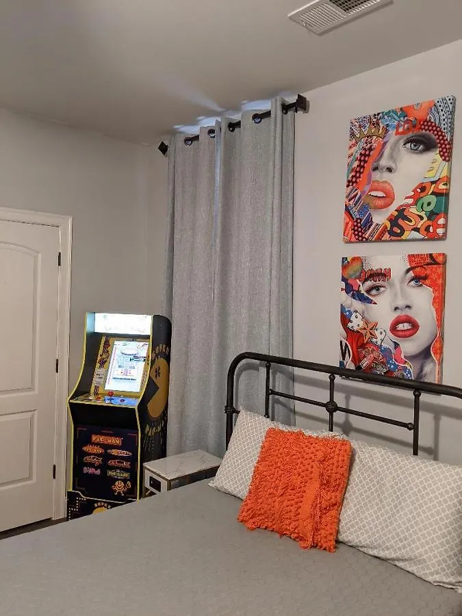 3 Blocks To Beale, 4B 6B, Garage, Roof Top Deck, Hot Tub, View, Sleeps 18 Memphis