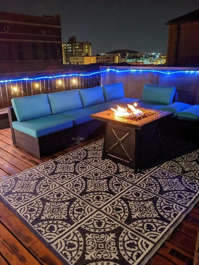 3 Blocks To Beale, 4B 6B, Garage, Roof Top Deck, Hot Tub, View, Sleeps 18 Memphis Villa