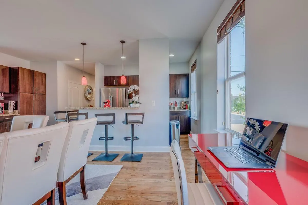Villa 3 Blocks To Beale, 4B 6B, Garage, Roof Top Deck, Hot Tub, View, Sleeps 18 Memphis United States