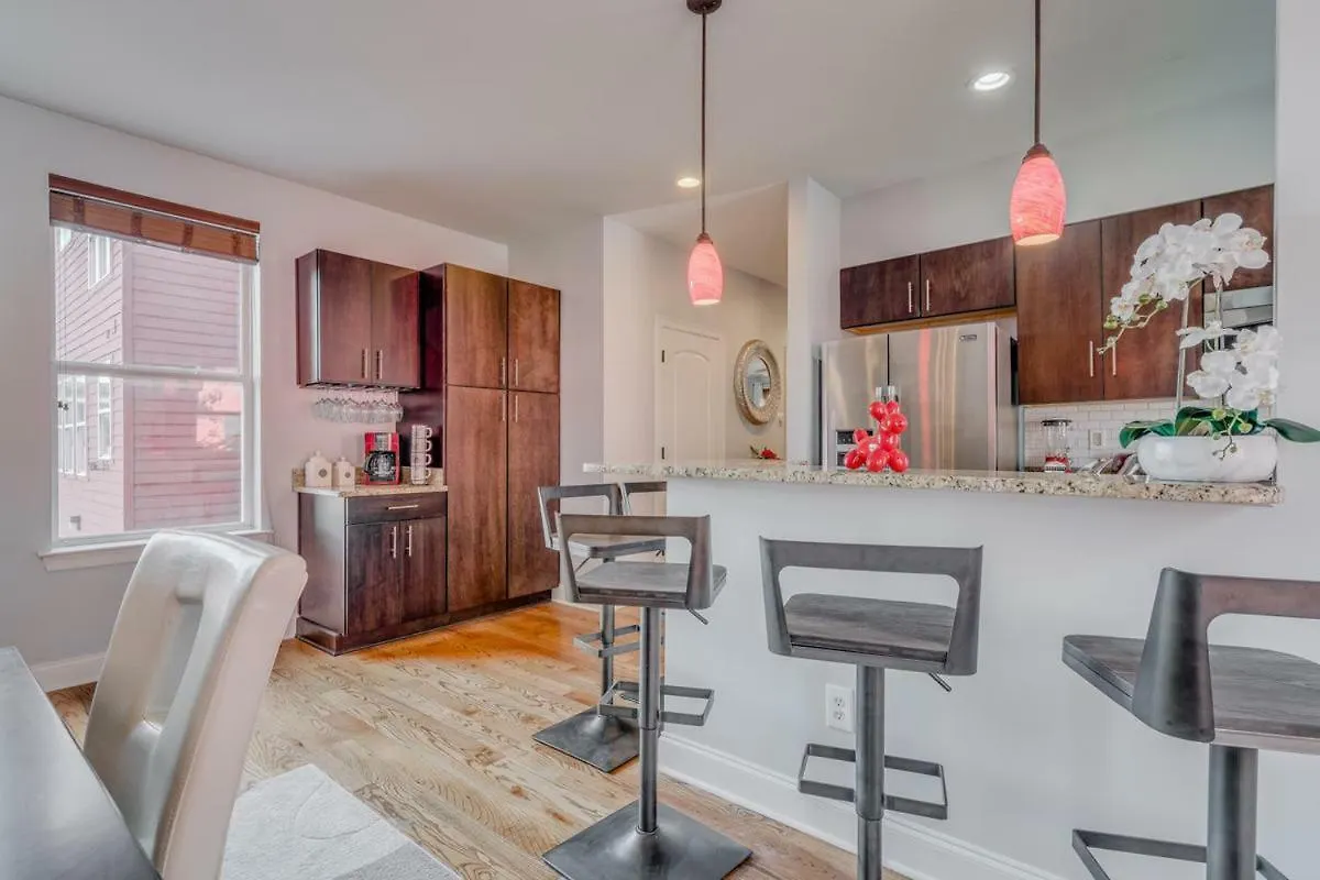 3 Blocks To Beale, 4B 6B, Garage, Roof Top Deck, Hot Tub, View, Sleeps 18 Memphis