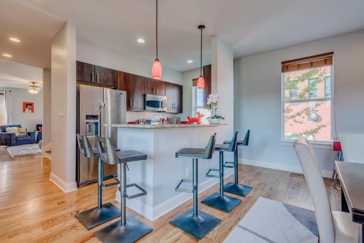 Villa 3 Blocks To Beale, 4B 6B, Garage, Roof Top Deck, Hot Tub, View, Sleeps 18 Memphis