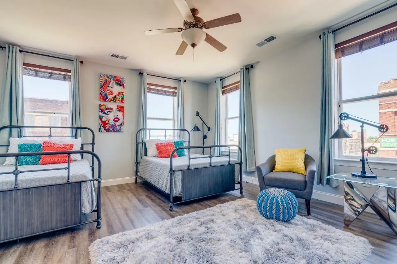Villa 3 Blocks To Beale, 4B 6B, Garage, Roof Top Deck, Hot Tub, View, Sleeps 18 Memphis
