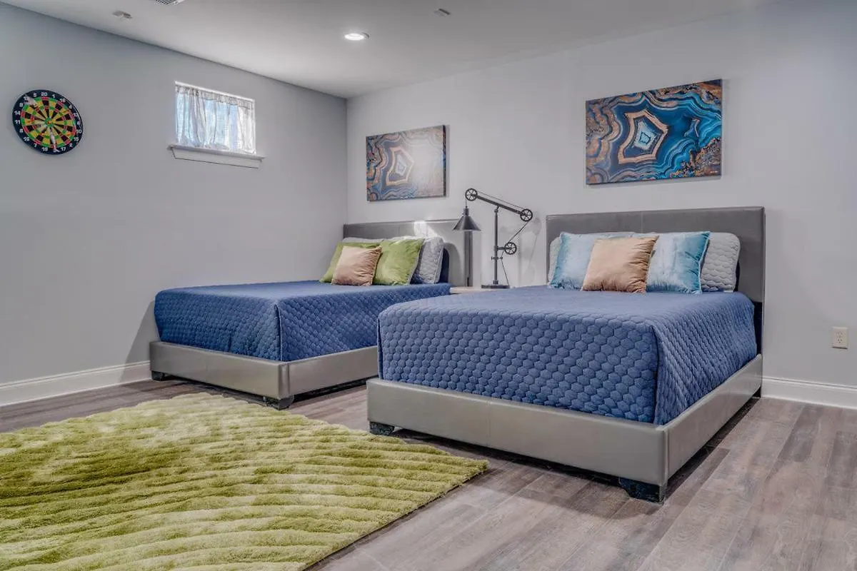 3 Blocks To Beale, 4B 6B, Garage, Roof Top Deck, Hot Tub, View, Sleeps 18 Memphis 0*,