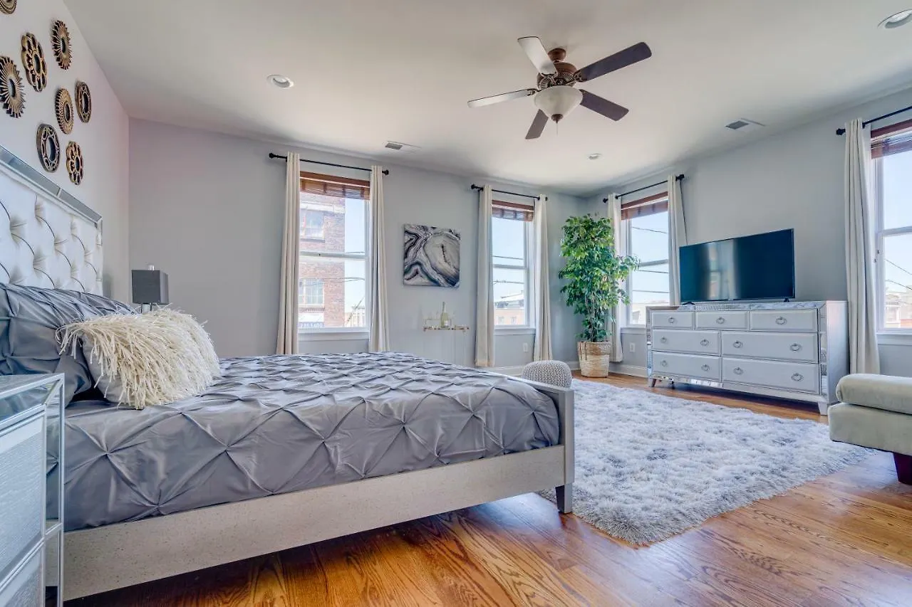 Villa 3 Blocks To Beale, 4B 6B, Garage, Roof Top Deck, Hot Tub, View, Sleeps 18 Memphis