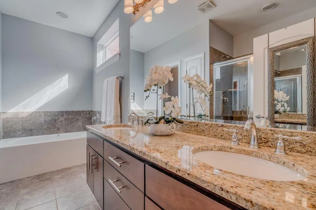 Villa 3 Blocks To Beale, 4B 6B, Garage, Roof Top Deck, Hot Tub, View, Sleeps 18 Memphis