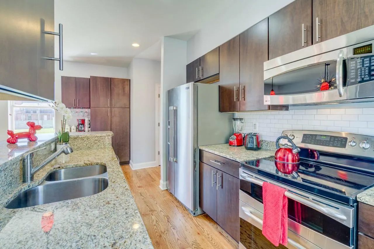 Villa 3 Blocks To Beale, 4B 6B, Garage, Roof Top Deck, Hot Tub, View, Sleeps 18 Memphis