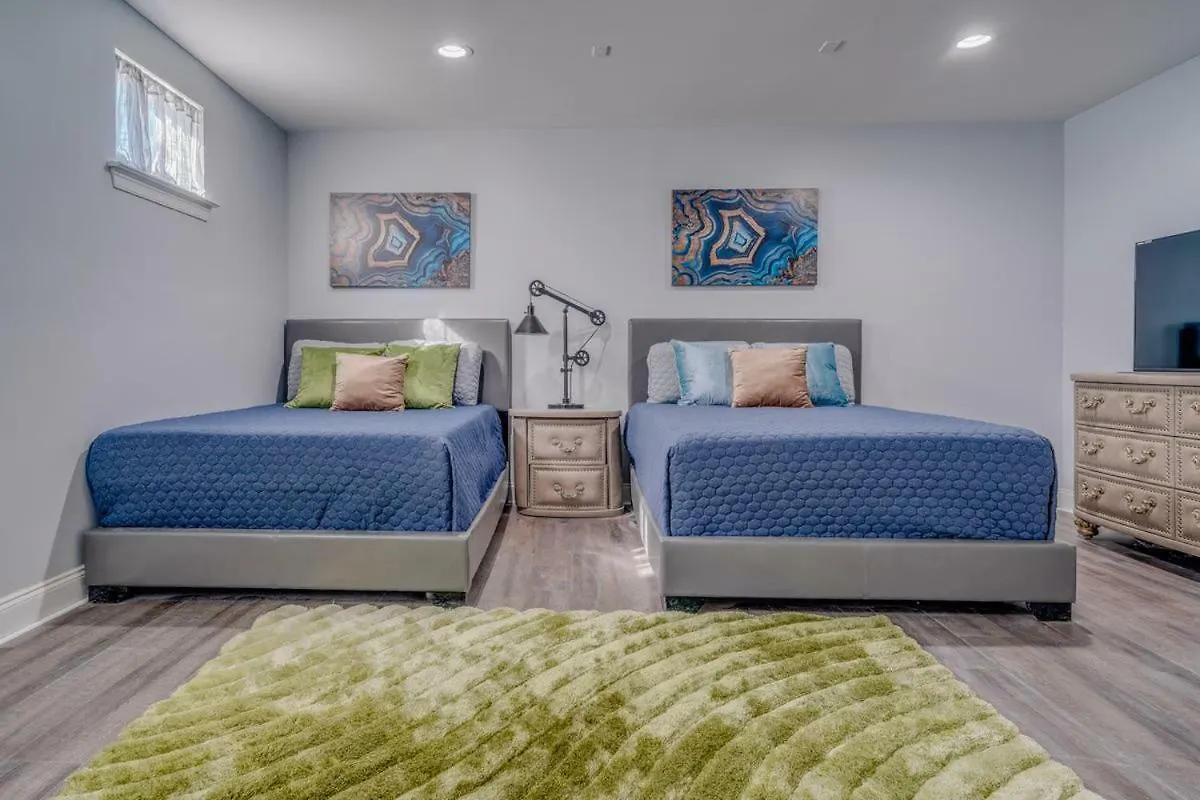 3 Blocks To Beale, 4B 6B, Garage, Roof Top Deck, Hot Tub, View, Sleeps 18 Memphis 0*,  United States