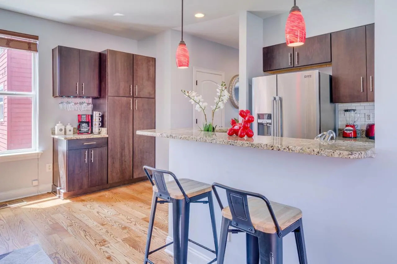 3 Blocks To Beale, 4B 6B, Garage, Roof Top Deck, Hot Tub, View, Sleeps 18 Memphis 0*,