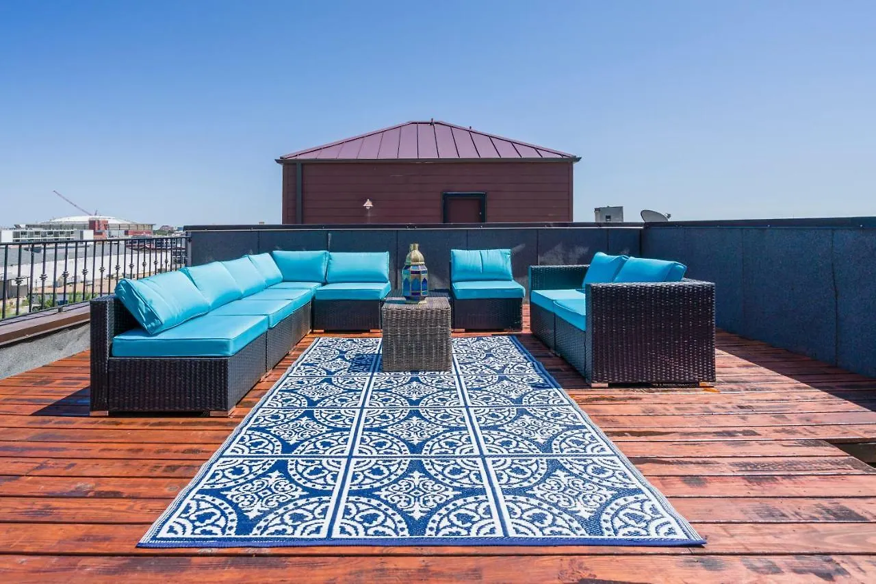 3 Blocks To Beale, 4B 6B, Garage, Roof Top Deck, Hot Tub, View, Sleeps 18 Memphis Villa