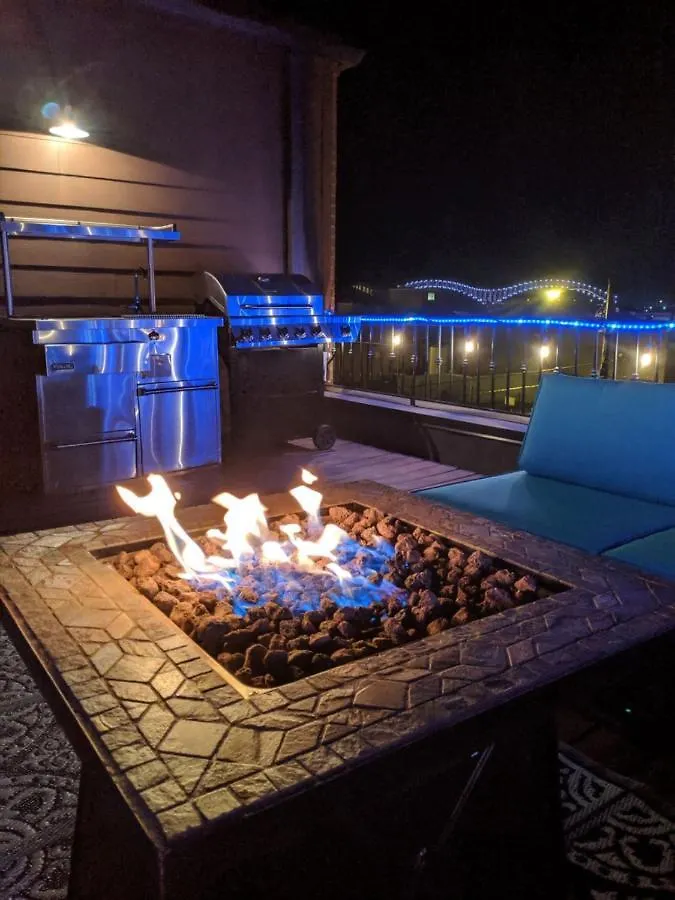 Villa 3 Blocks To Beale, 4B 6B, Garage, Roof Top Deck, Hot Tub, View, Sleeps 18 Memphis